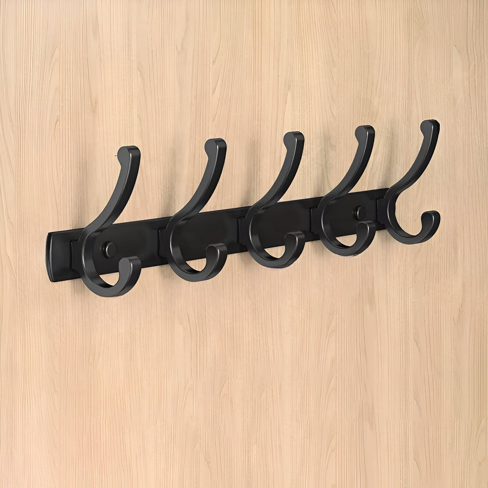 5 Crochets muraux en aluminium noir fixés sur une surface en bois, parfaits pour un intérieur moderne ou vintage
