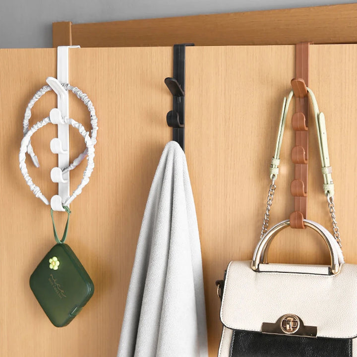 Texte alternatif : Ensemble de porte manteaux suspendus en noir, marron et blanc, idéaux pour optimiser le rangement sur une porte sans perçage.
