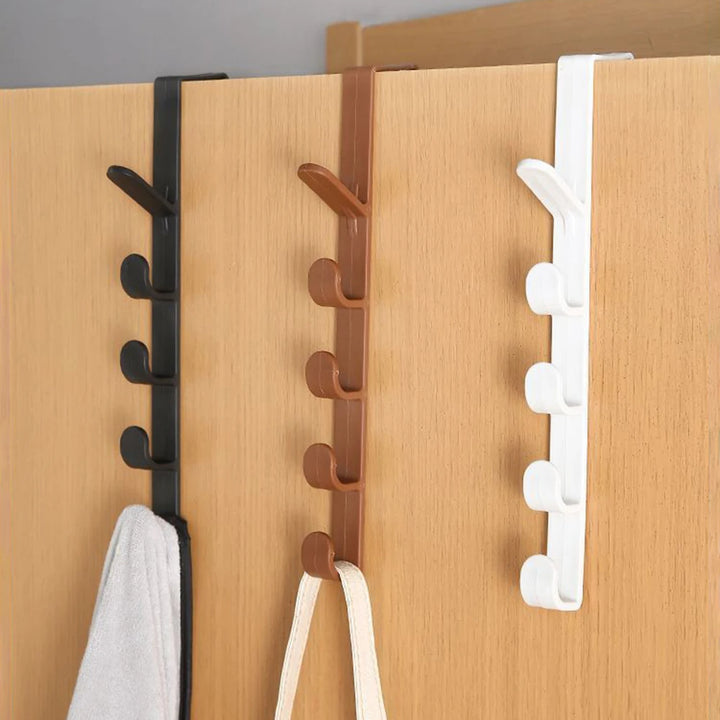 Ensemble de porte manteaux suspendus en noir, marron et blanc, idéaux pour optimiser le rangement sur une porte sans perçage
