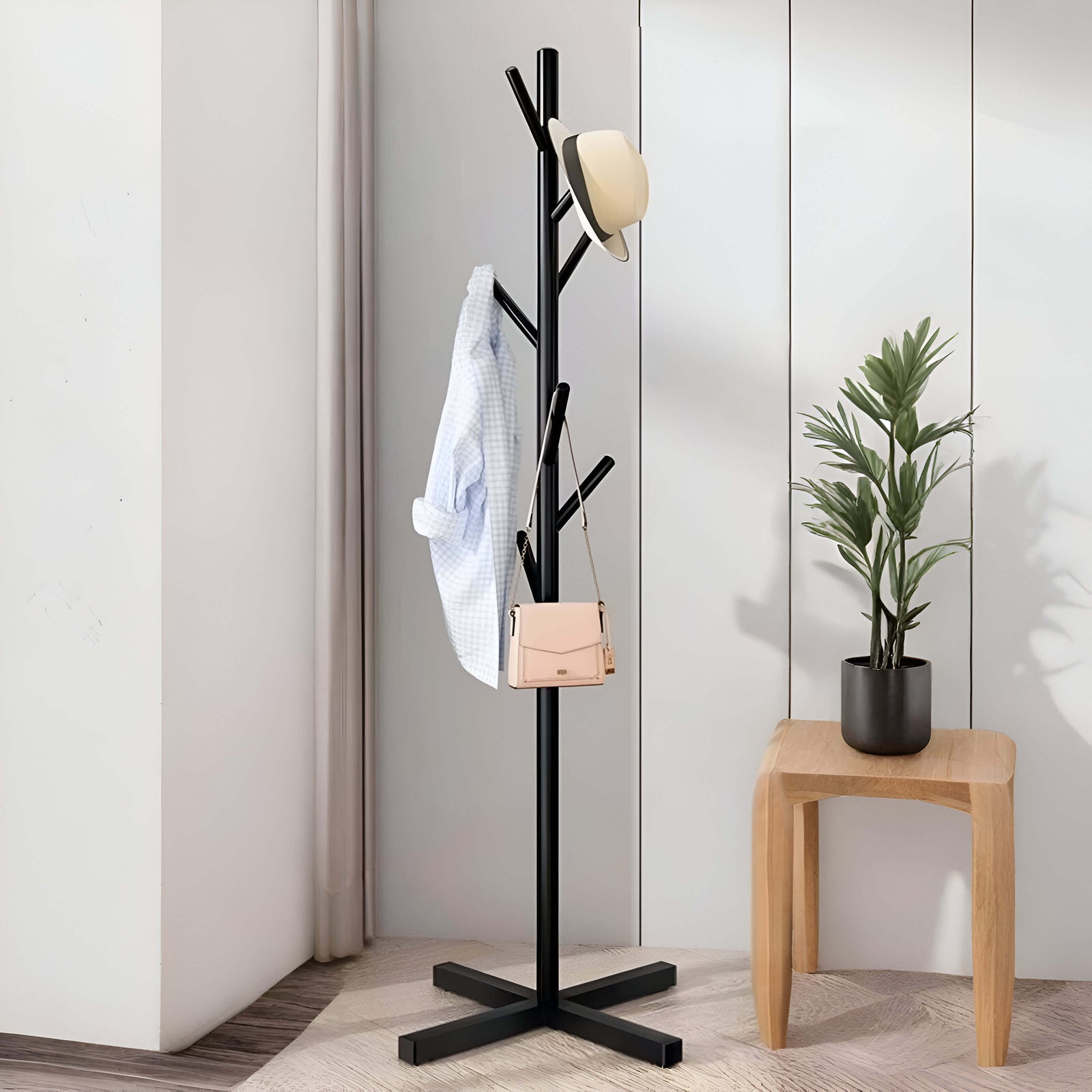 Porte-manteaux en métal noir au design épuré, intégré dans un intérieur élégant et contemporain.
